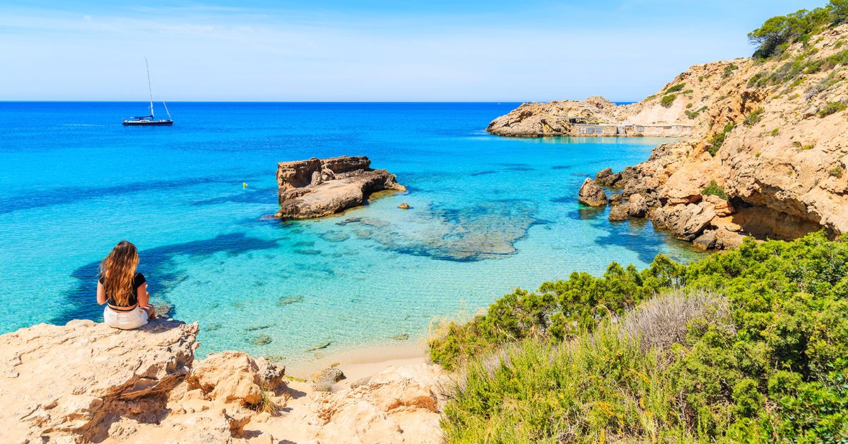 chica en cala ibiza
