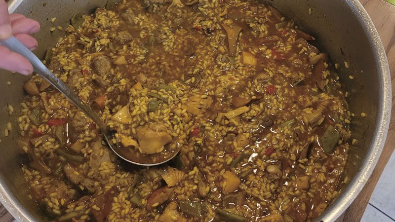 Persona sirviendo arroz de matanzas