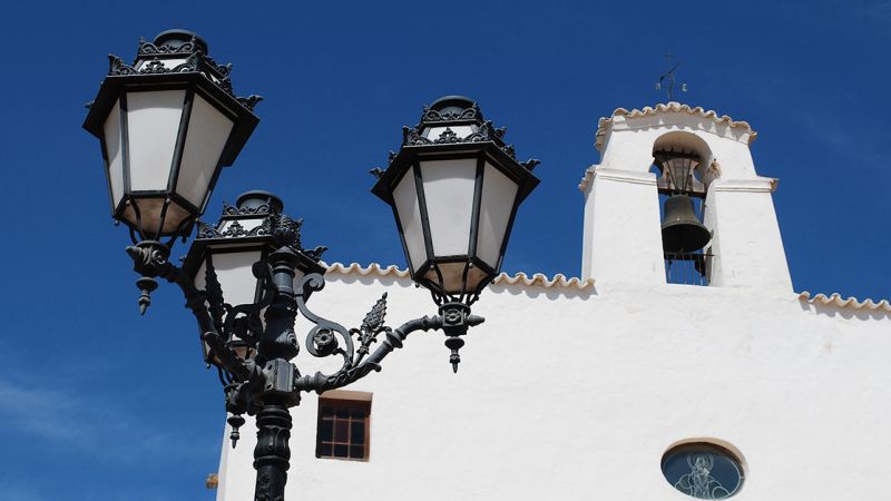 Detalle farola e iglesia pueblo de Ibiza